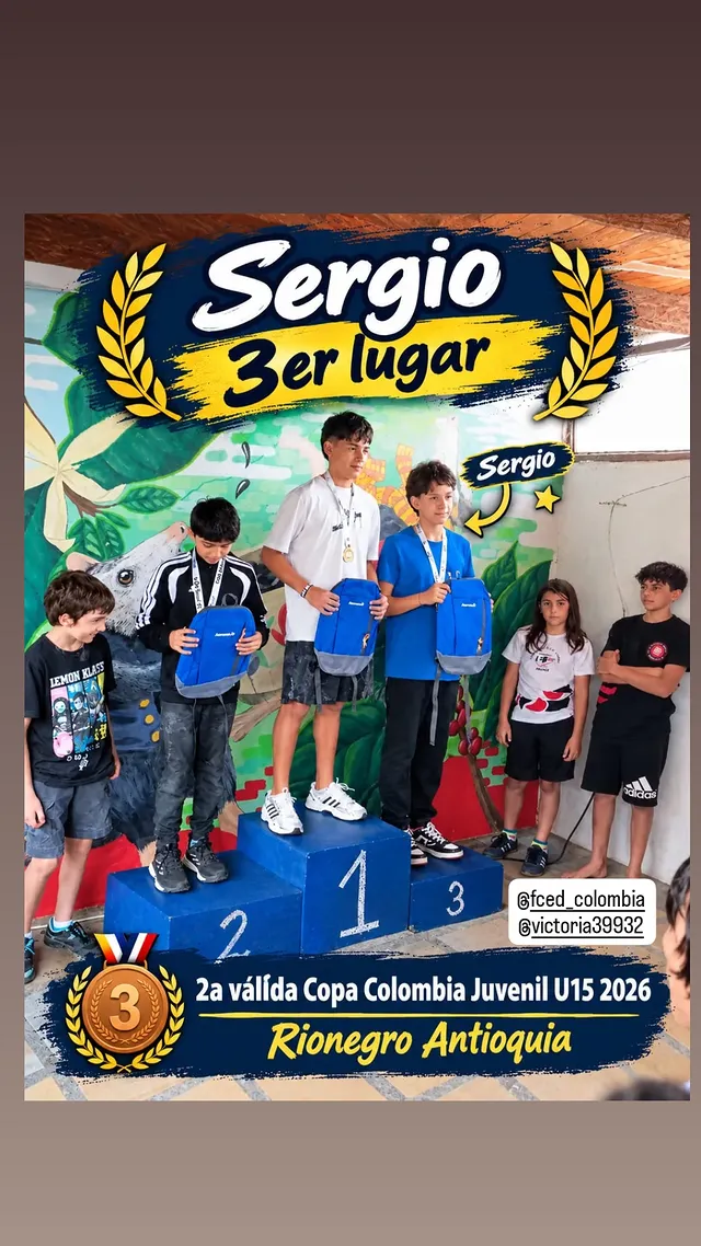 Sergio Arias celebrando medalla de bronce en el podio de la Copa Colombia Juvenil en Rionegro
